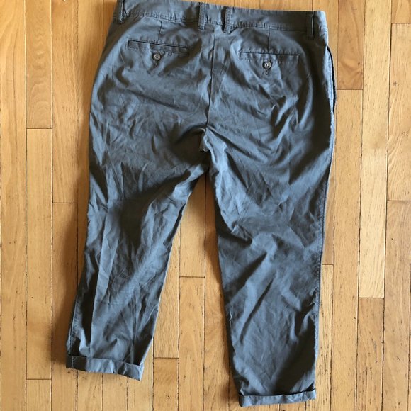 Like New Women's GAP Cropped Khakis Pants - Picture 5 of 6